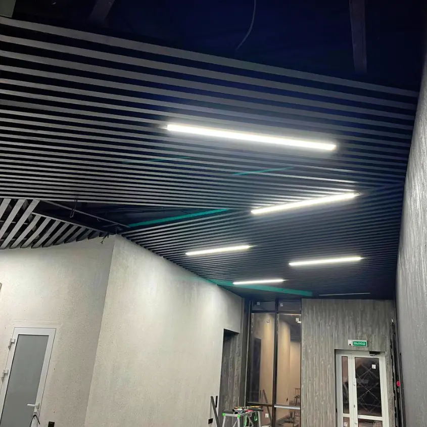 Фото 3 Стальная рейка на потолке RAL9005 МАТТЕ Черный матовый