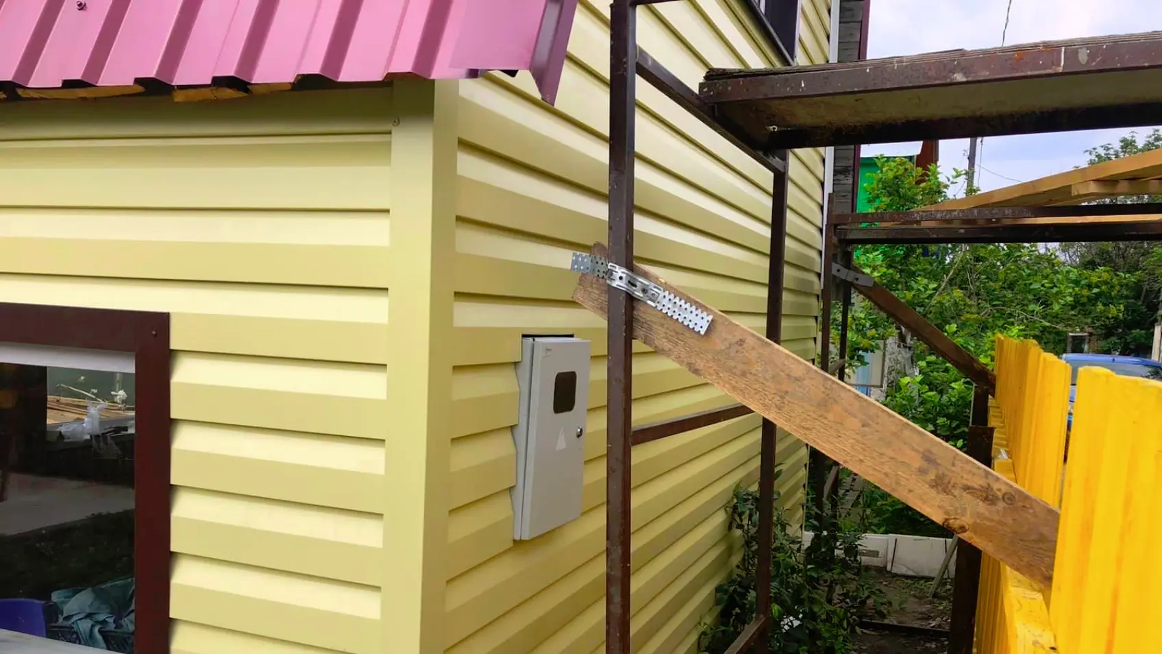 Фото 7 Металлосайдинг Корабельная Доска RAL1014 Бежевый на фасаде